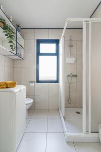 un bagno bianco con doccia e WC di Corona Rosa Ocean View a Puerto Rico de Gran Canaria