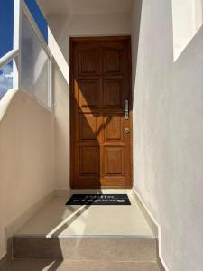 a stairway with a wooden door in a room at Departamento Tandil in Tandil