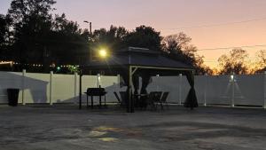 Η ανατολή ή δύση του ηλίου όπως φαίνεται από αυτό το ξενοδοχείο ή από εκεί κοντά