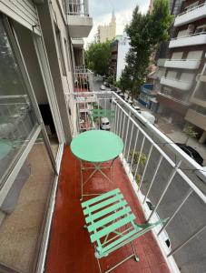 einen grünen Tisch und Stühle auf dem Balkon in der Unterkunft Alquiler de departamento en Mar del Plata in Mar del Plata