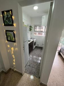 eine Küche mit einem weißen Kühlschrank und einer Spüle in der Unterkunft Alquiler de departamento en Mar del Plata in Mar del Plata