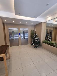 eine leere Lobby mit einem Weihnachtsbaum in einem Gebäude in der Unterkunft Alquiler de departamento en Mar del Plata in Mar del Plata