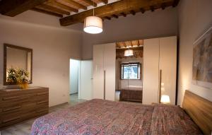 a bedroom with a large bed and a mirror at appartamento l'olivo in San Gimignano