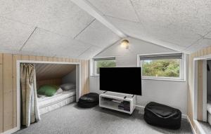 TV a/nebo společenská místnost v ubytování Holiday Home Solsiden Blåvand X