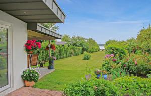 a house with a garden with flowers and plants at Ferienwohnung Waren Müritz in Waren