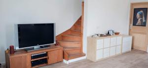 Μια τηλεόραση ή/και κέντρο ψυχαγωγίας στο Maison Tranquille proche Paris et parc Asteric