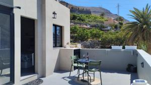 a patio with a table and chairs on a balcony at Loft Mouly in San Sebastián de la Gomera