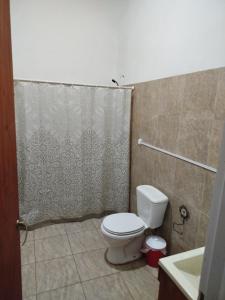 Villa Ciudad ParqueにあるCabaña los cuatesのトイレとシャワーカーテン付きのバスルーム