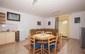 Dapur atau dapur kecil di Amazing Apartment In Kampor With Sauna