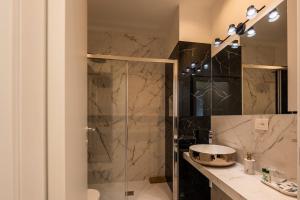 Koupelna v ubytování Apartament Exclusive,vicino metro Bengasi Torino + 9 fotografií