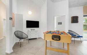 TV a/nebo společenská místnost v ubytování Holiday Home Solsiden Blåvand X