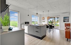 Kuchyň nebo kuchyňský kout v ubytování Beautiful Home In Løgstrup With Kitchen