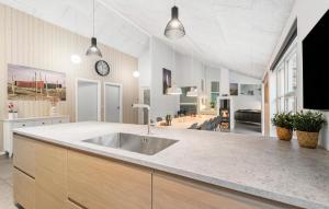Kuchyň nebo kuchyňský kout v ubytování Holiday Home Solsiden Blåvand X