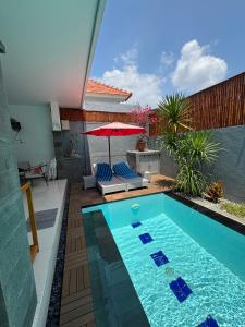 Bazén v ubytování De Luxe Villa Fabian Escape in Seminyak nebo v jeho okolí