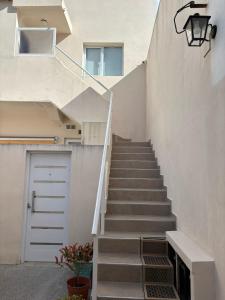 a staircase leading up to a building with a door at Departamento Tandil in Tandil