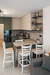 Una cocina con una mesa y sillas en una cocina. en Apartment Aria 3, en Velingrad
