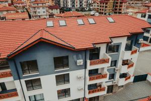 una vista aérea de un edificio con techo naranja en Apartment Aria 3, en Velingrad