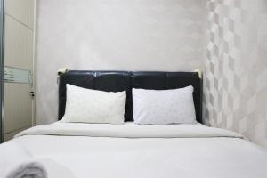 Ένα ή περισσότερα κρεβάτια σε δωμάτιο στο Nice and Relaxing 1BR at Gold Coast Apartment By Travelio +11 φωτογραφίες