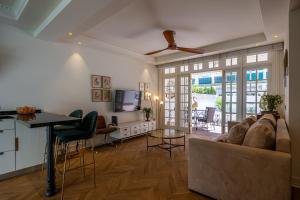 フエンヒロラにあるVilla Casa Colón - Piscina privada - Barbacoa - Fuengirola - VitviHolidaysのソファとテーブルのあるリビングルーム