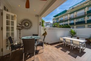 フエンヒロラにあるVilla Casa Colón - Piscina privada - Barbacoa - Fuengirola - VitviHolidaysのパティオ(テーブル、椅子付)