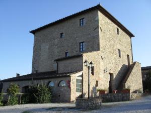 a building with a clock on the front of it at Agriturismo Il Casolare Di Bucciano in San Gimignano