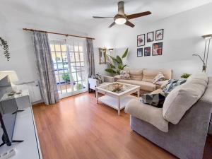 salon z kanapą i stołem w obiekcie Apartamento Medina w mieście Fuengirola