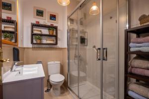 łazienka z prysznicem, toaletą i umywalką w obiekcie Apartamento Medina w mieście Fuengirola