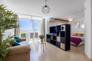 Televízia a/alebo spoločenská miestnosť v ubytovaní Apartamento Perla