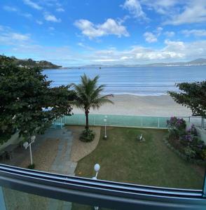 - Balcón con vistas a la playa en Apartamento Frente Mar Itapema, en Itapema