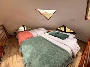 Postel nebo postele na pokoji v ubytování Koumpí Glamping Lodge