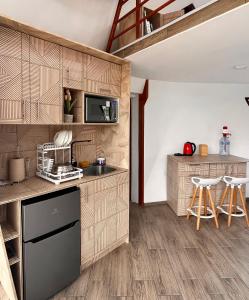 Kuchyň nebo kuchyňský kout v ubytování Koumpí Glamping Lodge + 17 fotografií