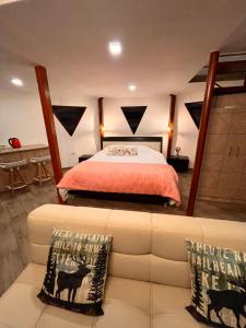 Postel nebo postele na pokoji v ubytování Koumpí Glamping Lodge