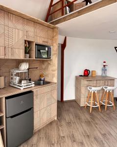 Kuchyň nebo kuchyňský kout v ubytování Koumpí Glamping Lodge