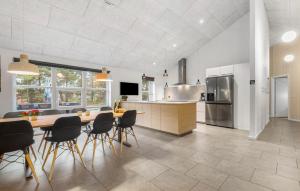 Kuchyň nebo kuchyňský kout v ubytování Holiday Home Solsiden Blåvand X