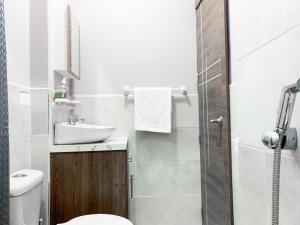 Bilik mandi di Departamento con balcón privado +6 gambar