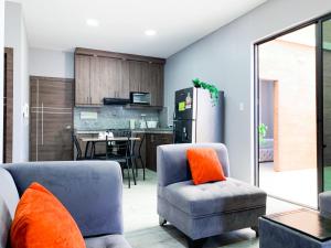 Dapur atau dapur kecil di Departamento con balcón privado