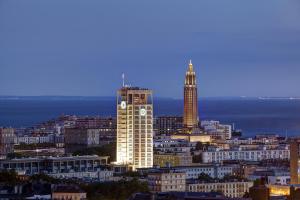 a city with a clock tower and a tall building at Le Havre Haussmannien - Rénové, Balnéo, proche Centre-ville et Gare in Le Havre