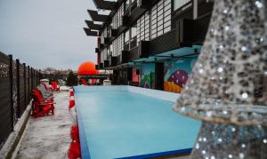 Басейн в Hotel Ruby Foo's або поблизу