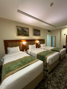 a hotel room with two beds in a room at فندق نوم وسكون in An Nikāshah +17 photos