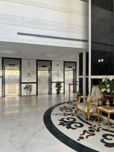 a lobby with a chair and a rug at فندق نوم وسكون in An Nikāshah