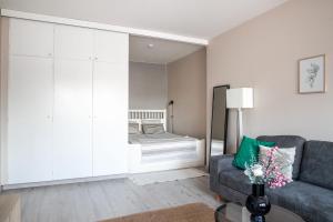 Ένα ή περισσότερα κρεβάτια σε δωμάτιο στο Bright & Spacious Studio in Lahti Center