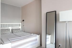 Ένα ή περισσότερα κρεβάτια σε δωμάτιο στο Bright & Spacious Studio in Lahti Center +12 φωτογραφίες