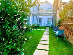 Zahrada ubytování Modern 1Bed Seaside Apartments, Walk to Beach,Town,Train - Eastbourne Gateway - Short and Long Stay