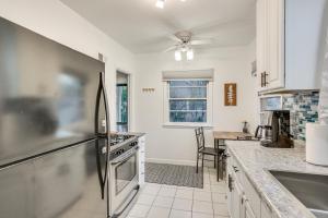 Una cocina o cocineta en 7 Mi to Downtown Minneapolis Home with Fire Pit!