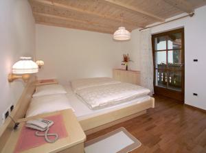 Tempat tidur dalam kamar di Garni-Hotel Pichler