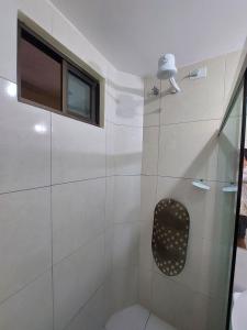 un baño con ducha, inodoro y ventana en Vanilla - Porto de Galinhas, en Porto de Galinhas 36 fotos más