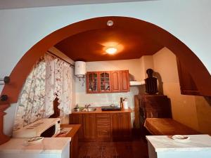 a kitchen with an archway in the middle of it at ViiLa Cabanuta in Filia