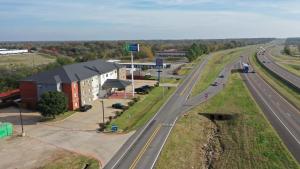 einen Blick über eine Straße und ein Gebäude neben einer Autobahn in der Unterkunft Holiday Inn Express & Suites Sulphur Springs by IHG in Sulphur Springs