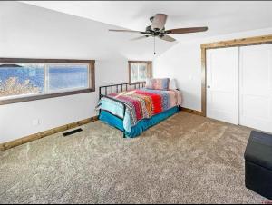 Postel nebo postele na pokoji v ubytování Southwest Colorado Willow House