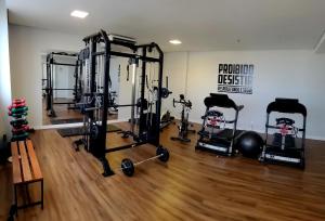 ein Fitnessstudio mit mehreren Laufbändern in einem Raum in der Unterkunft Nacional Inn Rondonópolis in Rondonópolis